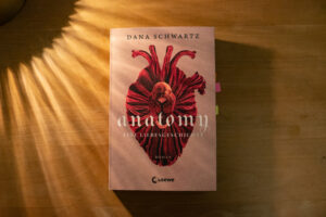 Das Buch Anatomy liegt auf einem Holztisch.